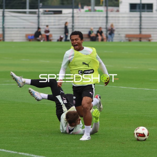 Joel Chima Fujita im Zweikampf beim Training des FC St. Pauli