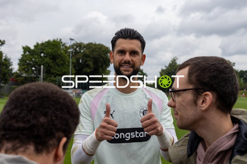 Dimitar Mitov (#33; FC St. Pauli) zeigt Daumen hoch beim Trainingszentrum Hamburg
