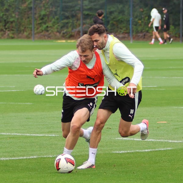 David Nemeth im Zweikampf mit Branimir Hrgota (#10; FC St. Pauli) beim Training