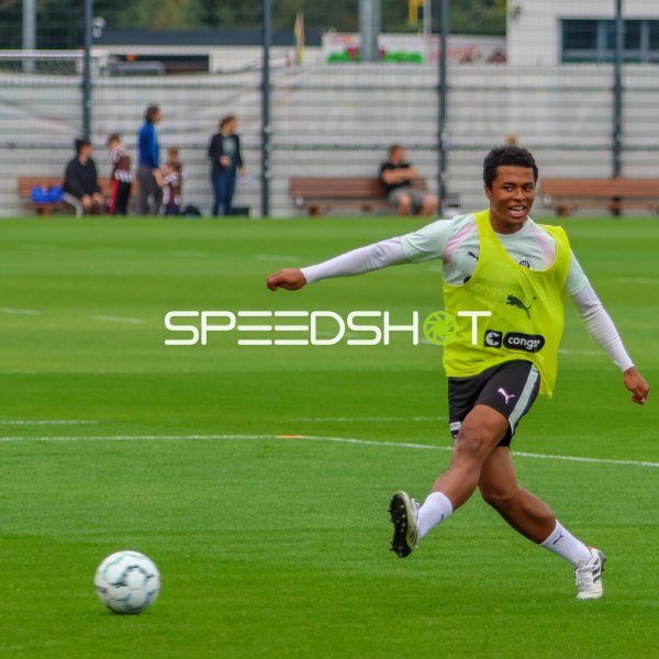 Joel Chima Fujita (FC St. Pauli) beim Schuss im Training