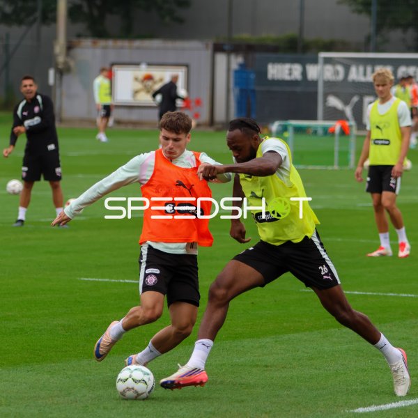 Arkadiusz Pyrka im Zweikampf beim Training des FC St. Pauli