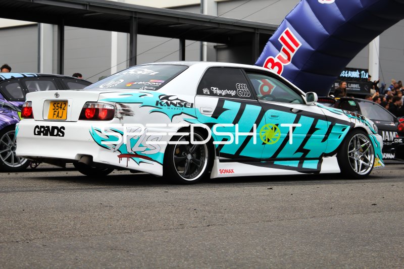 Toyota Chaser JZX100 Drift-Fahrzeug mit KLS/Holy-Livery bei Red Bull Event