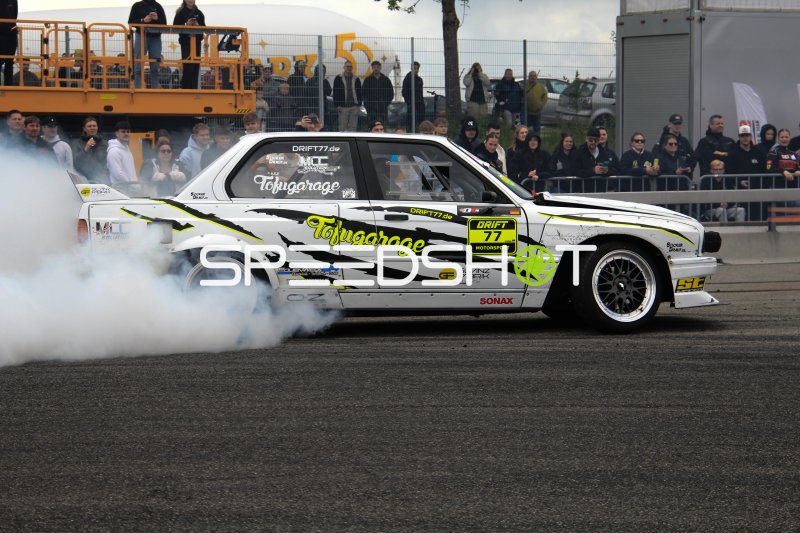 BMW E30 #77 von Tofu Garage beim Drift mit starker Rauchentwicklung