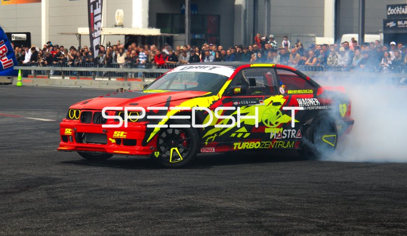 BMW E36 #404 von B. Schäfer beim Drift-Event vor großer Kulisse
