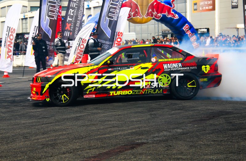 BMW E46 #404 von S. Schäfer (Shepherd Racing) beim Drift mit Reifenrauch