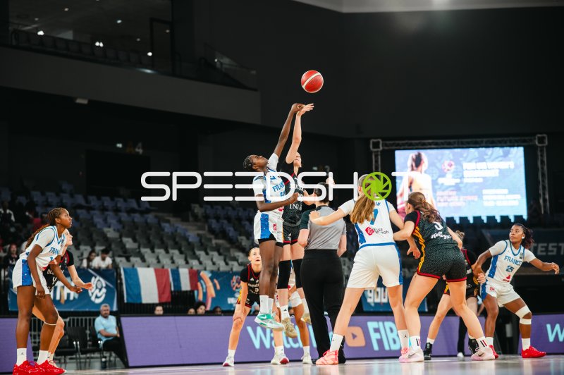 Sprungball zwischen France und Deutschland U16w beim FIBA-Turnier in Pitesti