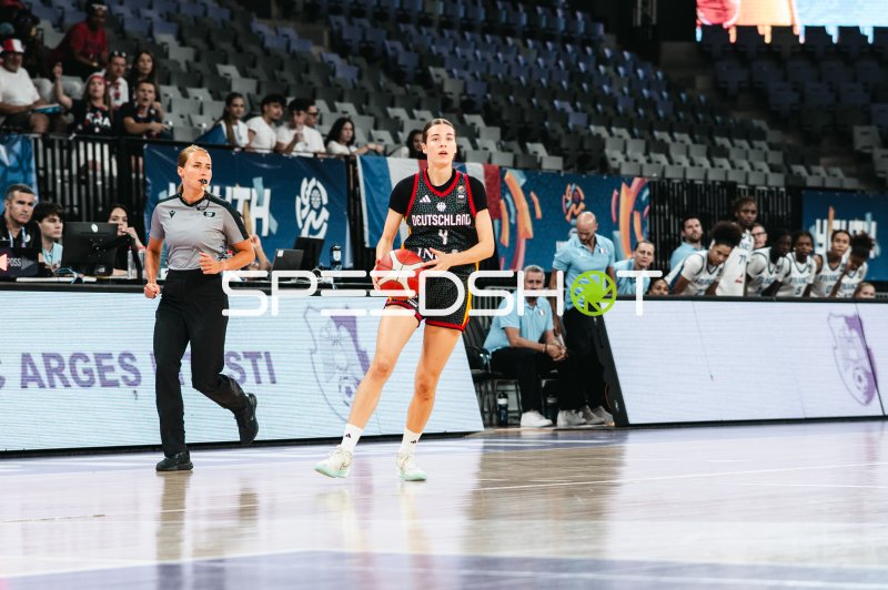 Clara Rink (#4; Team Deutschland u16w) mit Ball im Spielaufbau