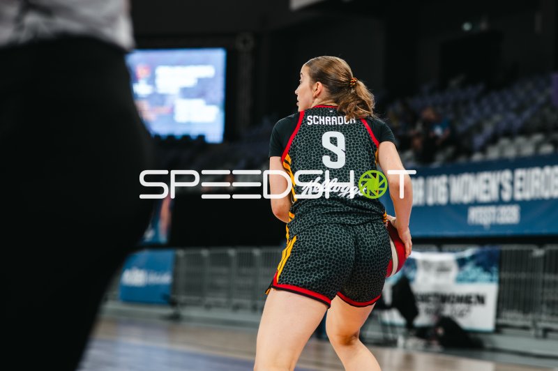 Ella Schrader (#9; Deutschland u16w) mit Ball in der Spielaktion