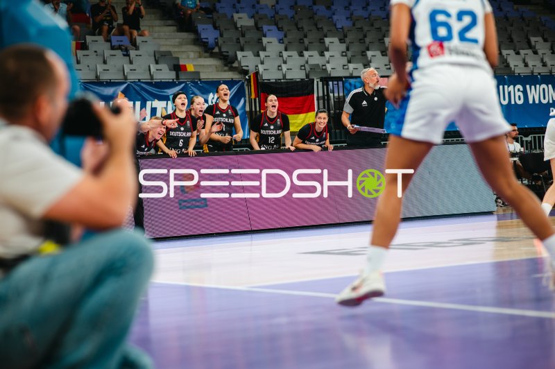 Team Deutschland u16w feuert ihre Mitspielerinnen von der Bank an