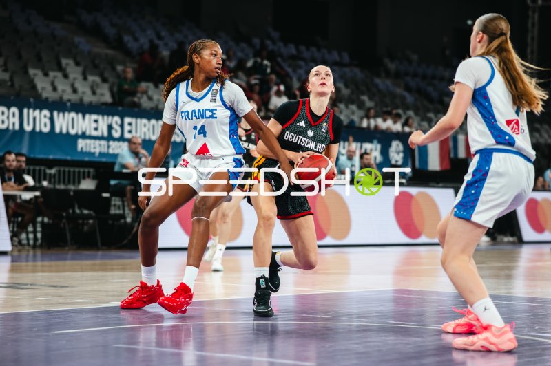Amalia Owona (#14; France) im Zweikampf gegen Deutschland u16w
