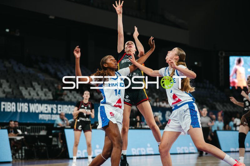 Amalia Owona (#14; France) im Zweikampf beim FIBA U16 Women's EuroBasket