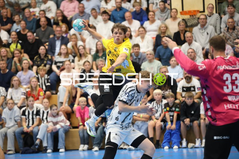 TSV Altenholz Spieler (#10; TSV Altenholz) beim Sprungwurf gegen Andreas Wolff (#33; THW Kiel)