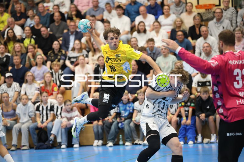 Jan Bornhöft (#10; TSV Altenholz) beim Sprungwurf gegen THW Kiel