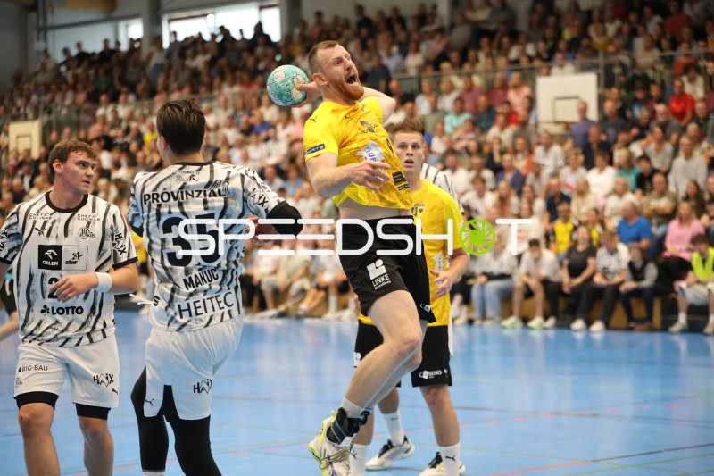 Lars Meereis (TSV Altenholz) beim Sprungwurf gegen THW Kiel