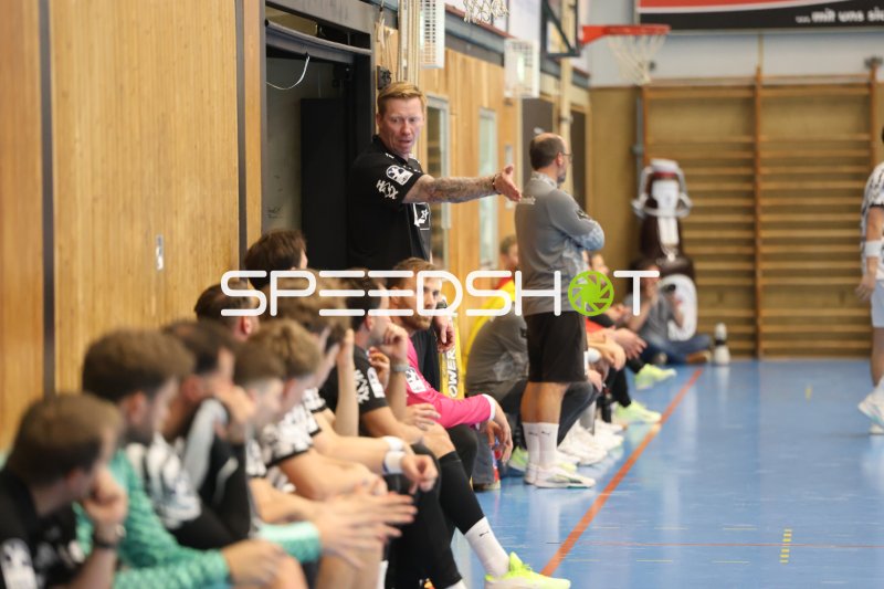 Andreas Wolff (#33; THW Kiel) auf der Auswechselbank mit Trainer