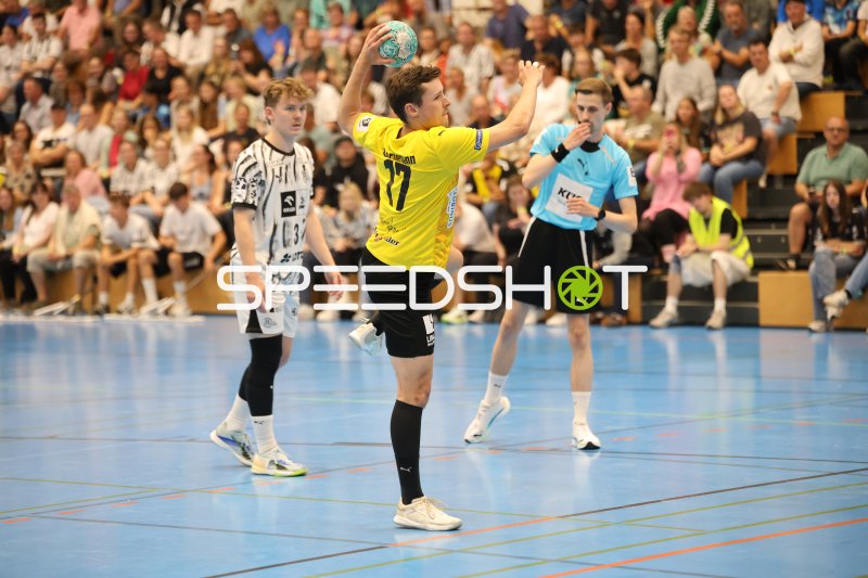 Klas Bergemann (#17; TSV Altenholz) beim Wurfversuch in der Edgar Meschkat Halle