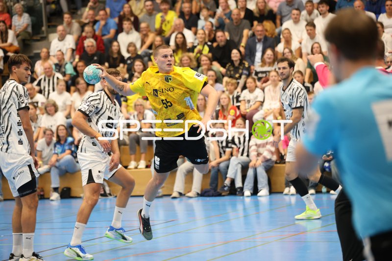 Sam Richard (#55; TSV Altenholz) beim Wurfversuch gegen THW Kiel