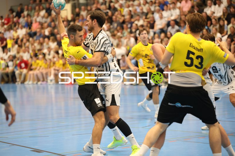 Zweikampf zwischen THW Kiel und TSV Altenholz in der Edgar Meschkat Halle