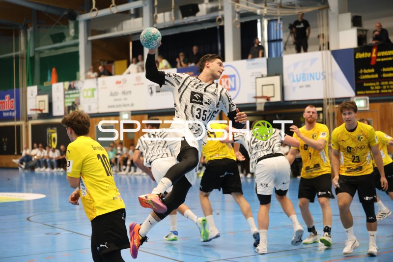 Domen Makuc (#35; THW Kiel) beim Sprungwurf gegen TSV Altenholz