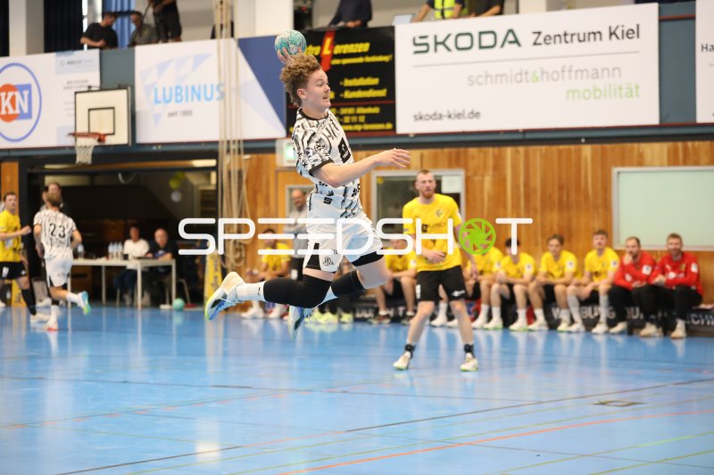 THW Kiel Spieler beim Sprungwurf in der Edgar Meschkat Halle