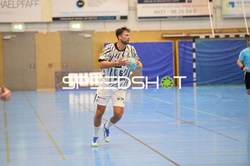 Harald Reinkind (#6; THW Kiel) mit Ball in der Edgar Meschkat Halle