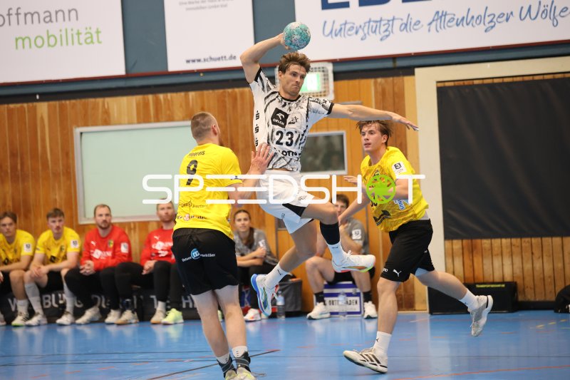 Rune Dahmke (#23; THW Kiel) beim Sprungwurf gegen TSV Altenholz