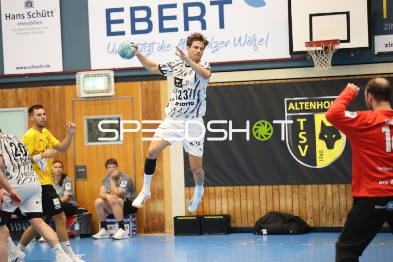 Rune Dahmke (#23; THW Kiel) beim Sprungwurf in der Edgar Meschkat Halle