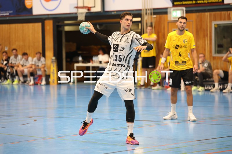 Domen Makuc (#35; THW Kiel) beim Wurfansatz in Altenholz