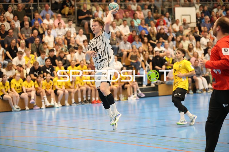 Jarnes Faust (#3; THW Kiel) beim Sprungwurf in der Edgar Meschkat Halle