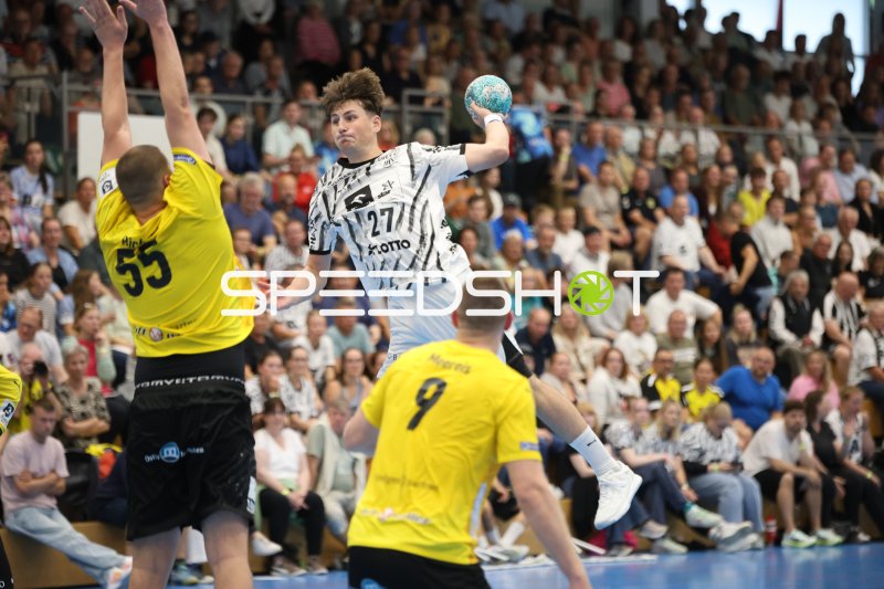 Kjell Suhr (#27; THW Kiel) beim Sprungwurf gegen TSV Altenholz