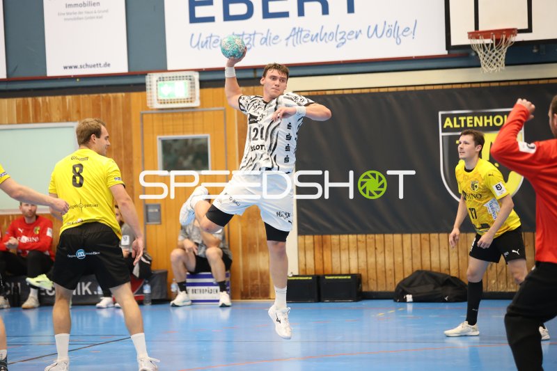 Lukas Laube (#20; THW Kiel) beim Sprungwurf in der Edgar Meschkat Halle