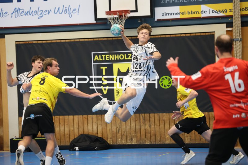 Julius Eisend (#28; THW Kiel) beim Sprungwurf gegen TSV Altenholz