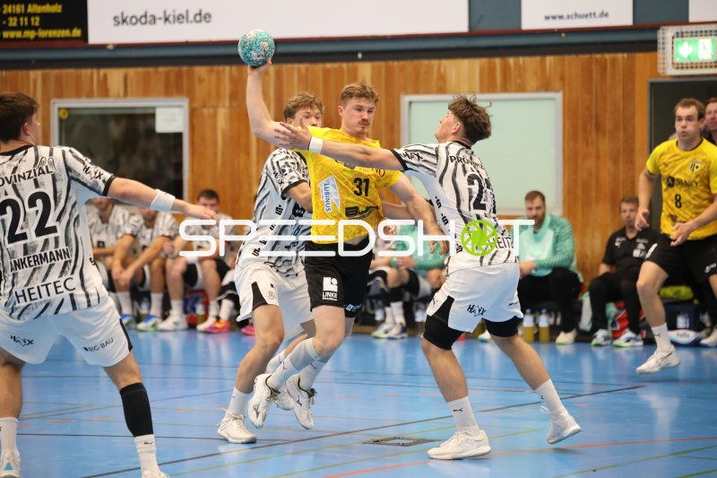 TSV Altenholz #31 im Wurf gegen THW Kiel-Abwehr