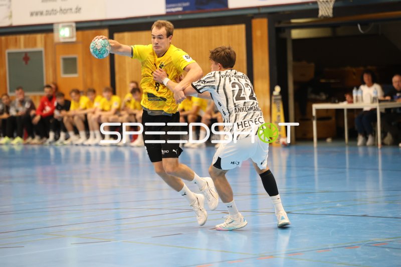 Rasmus Ankermann (#22; THW Kiel) im Zweikampf gegen TSV Altenholz