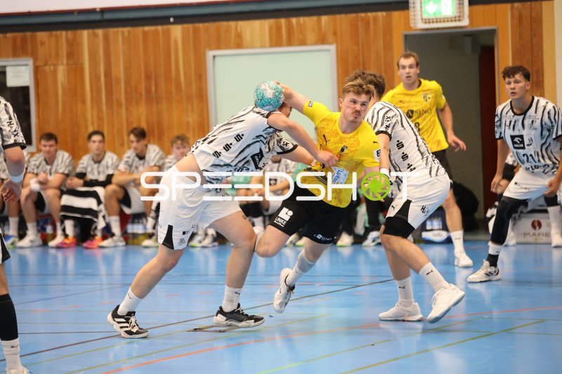 TSV Altenholz-Spieler im Zweikampf gegen THW Kiel in der Edgar Meschkat Halle