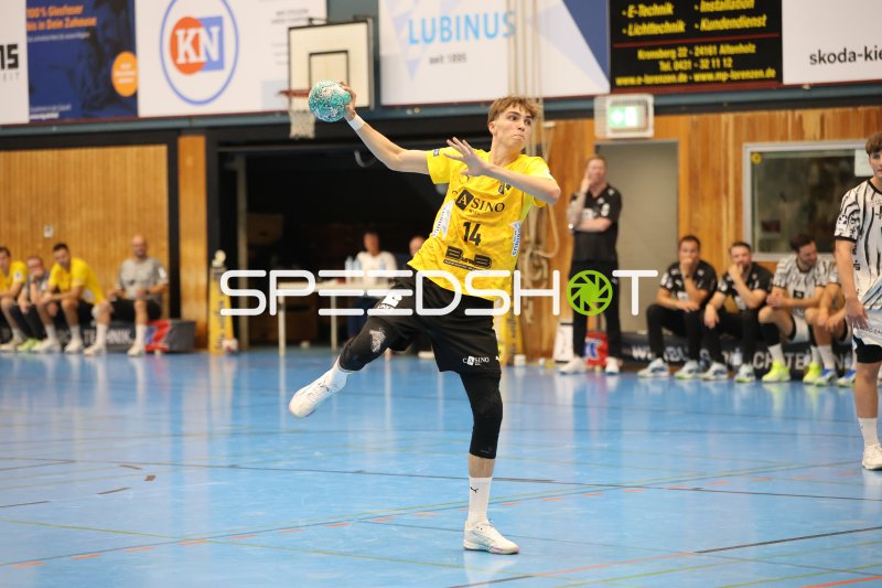 Ben Szilagyi (#14; TSV Altenholz) beim Wurfanlauf in der Edgar Meschkat Halle