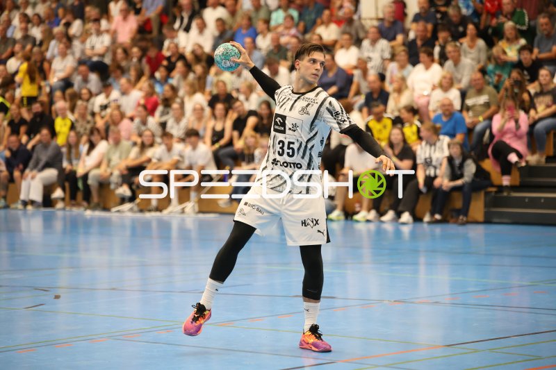 Domen Makuc (#35; THW Kiel) beim Wurfansatz in Altenholz