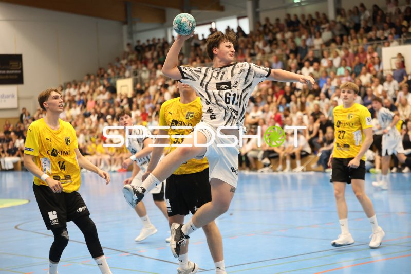 Anton Hahn (#61; THW Kiel) beim Sprungwurf gegen TSV Altenholz