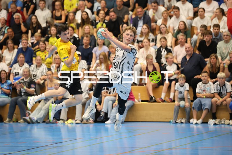 Claudius Beuthner (#29; THW Kiel) beim Sprungwurf gegen TSV Altenholz