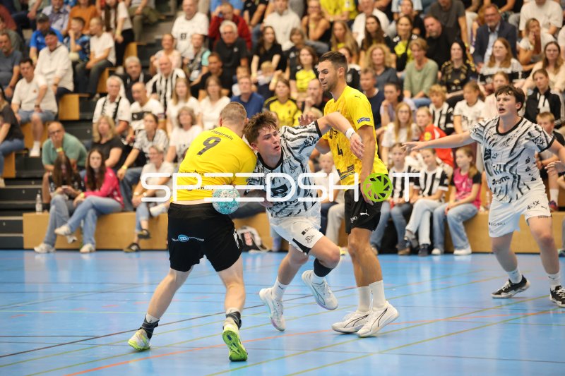 Rasmus Ankermann (#22; THW Kiel) im Zweikampf gegen Jonas Brütt (TSV Altenholz)