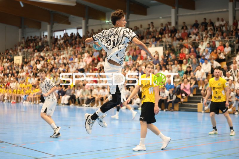 Lauro Strothmann (#9; TSV Altenholz) beim Sprungwurf gegen THW Kiel