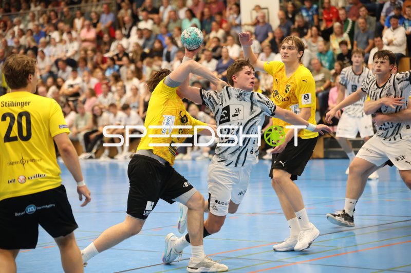 Rasmus Ankermann (#22; THW Kiel) im Wurf gegen TSV Altenholz