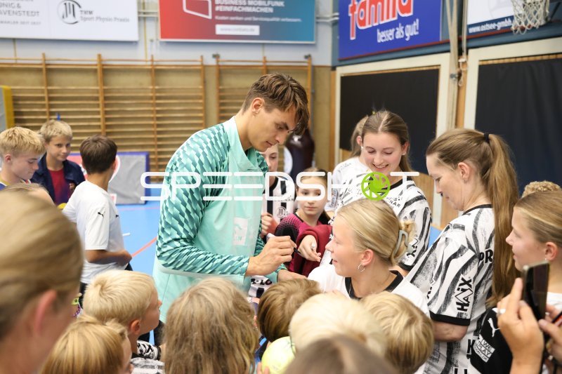 Julian Köster (#7; THW Kiel) gibt Autogramme für junge Fans