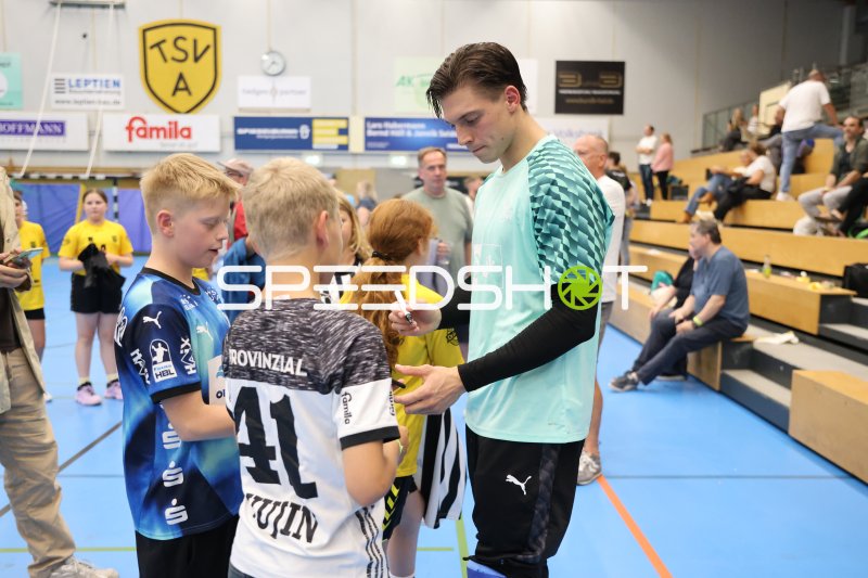 Domen Makuc (#35; THW Kiel) gibt Autogramme für junge Fans