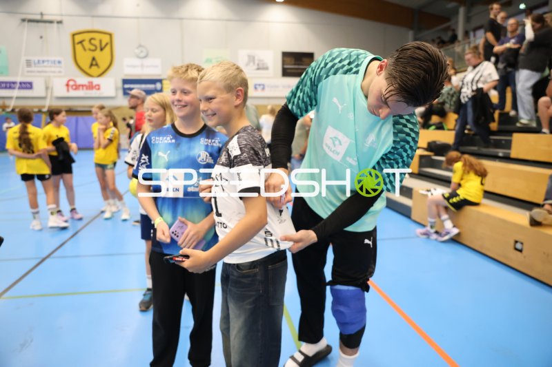 THW-Kiel-Torwart gibt Autogramme an junge Fans in Altenholz