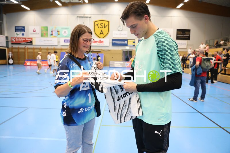 Domen Makuc (#35; THW Kiel) gibt Autogramm für Fan in der Edgar Meschkat Halle