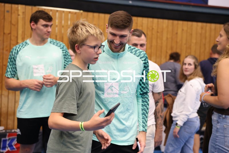 Lukas Zerbe (#24; THW Kiel) beim Fansignierstunde in Altenholz