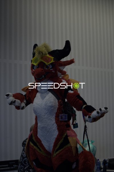 Aufwendiges Fursuit-Kostüm eines roten Drachen bei Convention