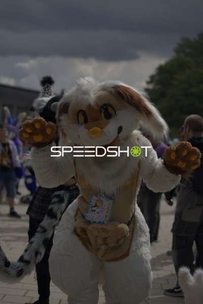 Weißes Hasen-Fursuit posiert auf Außengelände