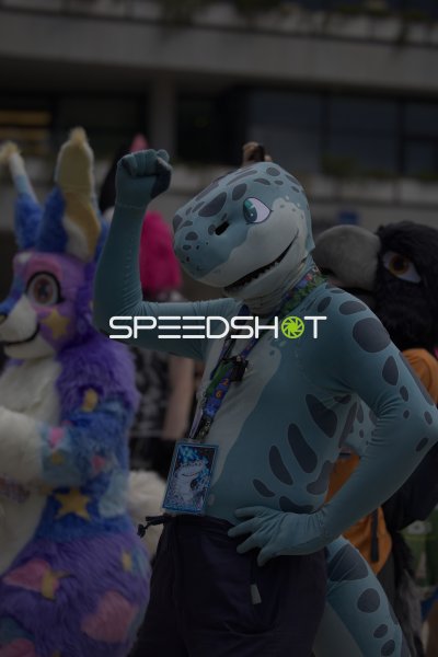 Fursuit-Träger in blauem Reptilien-Kostüm posiert vor CCH Hamburg